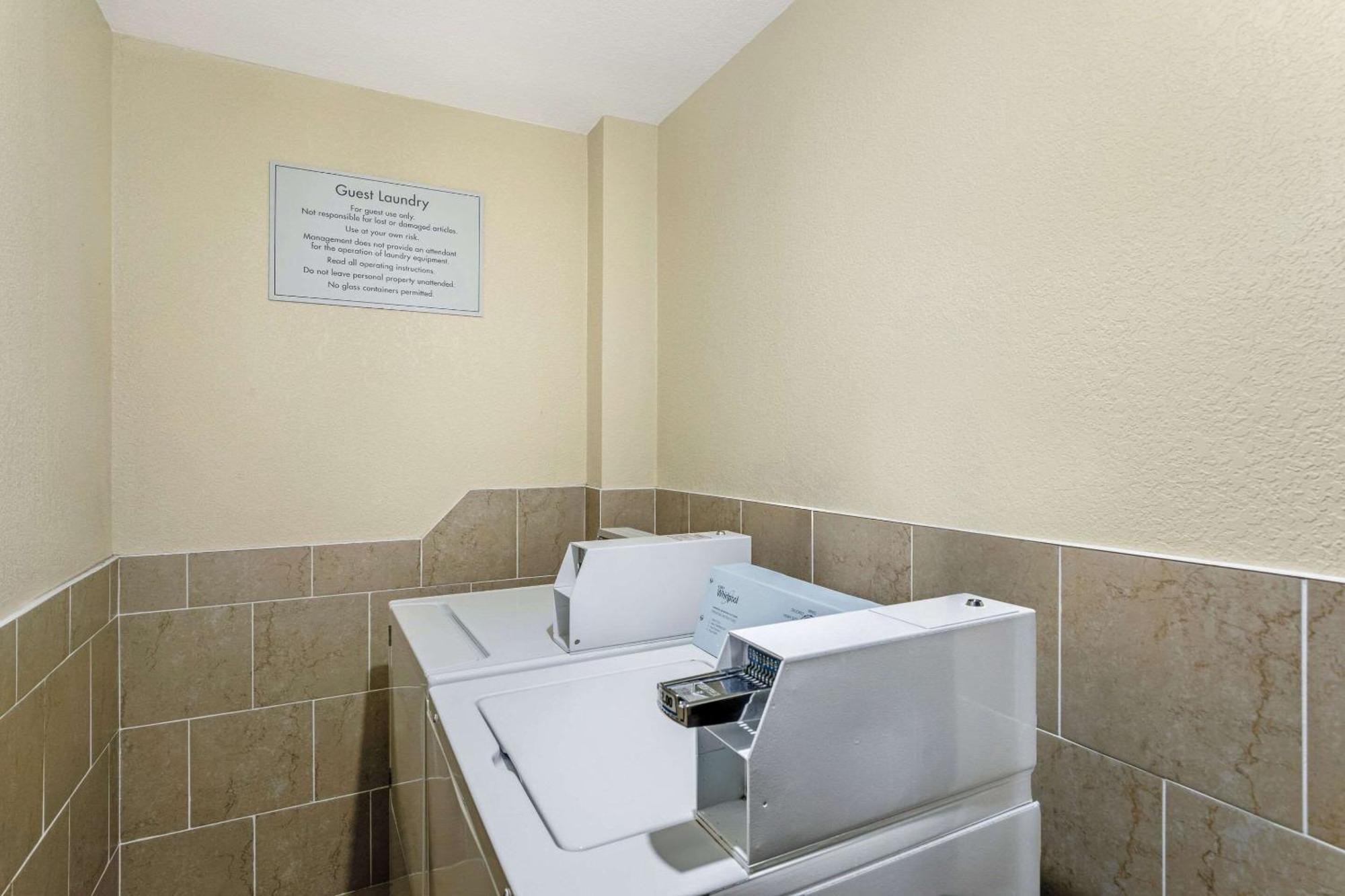 Econo Lodge Madison East Eksteriør billede