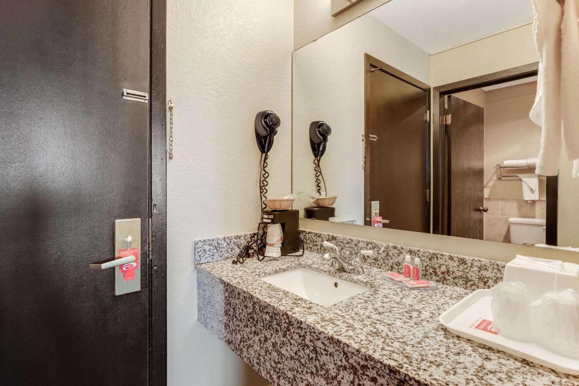 Econo Lodge Madison East Eksteriør billede